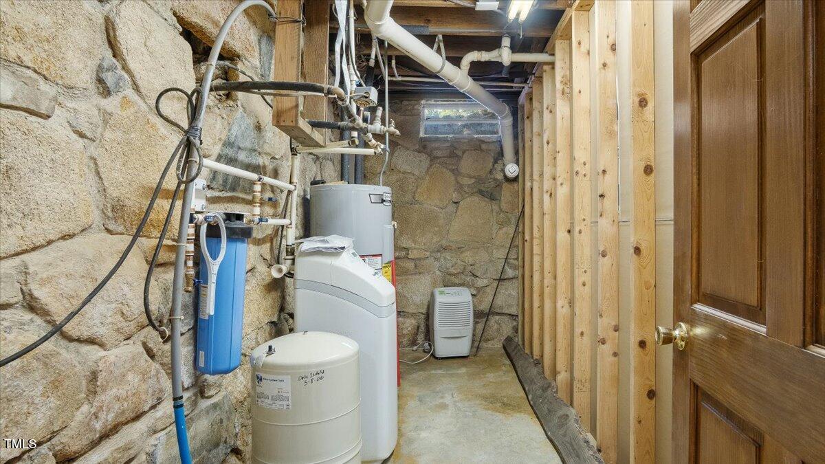 424 Roy Carver Road Semora, NC 27343 - Photo 58 of 68 a bathroom with a toilet and a shower