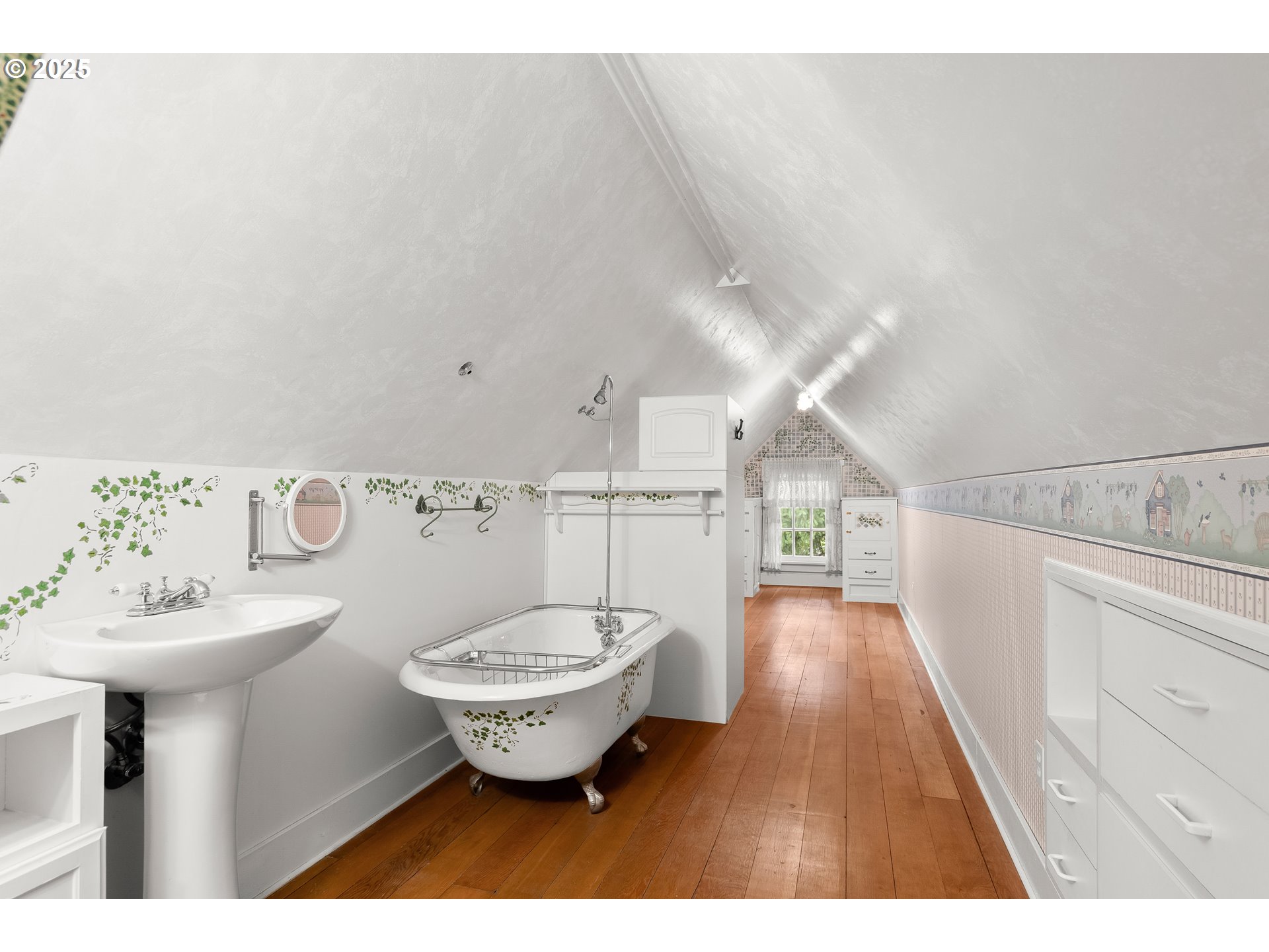 17300 Southeast Oatfield Road Milwaukie, OR 97267 - Photo 18 of 45 Bathroom