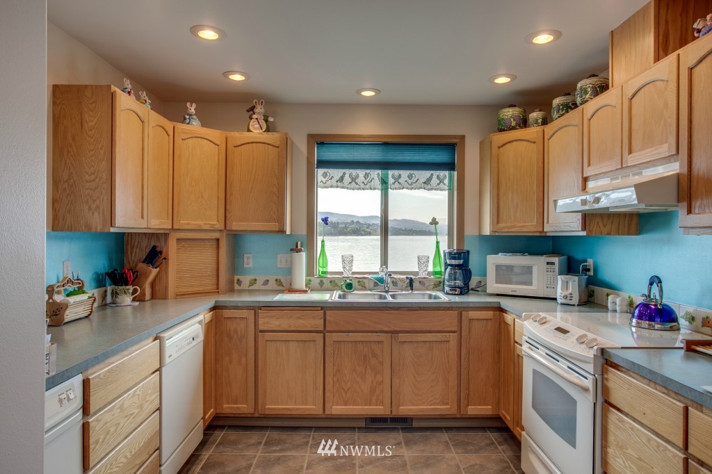 9810 South Lakeshore Road Chelan, WA 98816 - Photo 13 of 25 Gallery Image 13