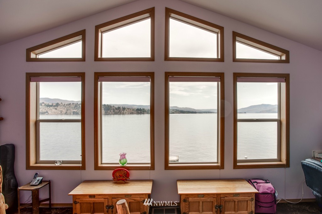 9810 South Lakeshore Road Chelan, WA 98816 - Photo 17 of 25 Gallery Image 17