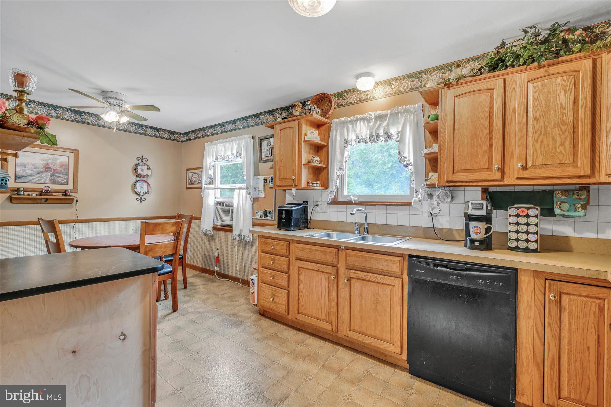 1040 Williamsburg Road Lancaster, PA 17603 - Photo 11 of 26 Kitchen V2