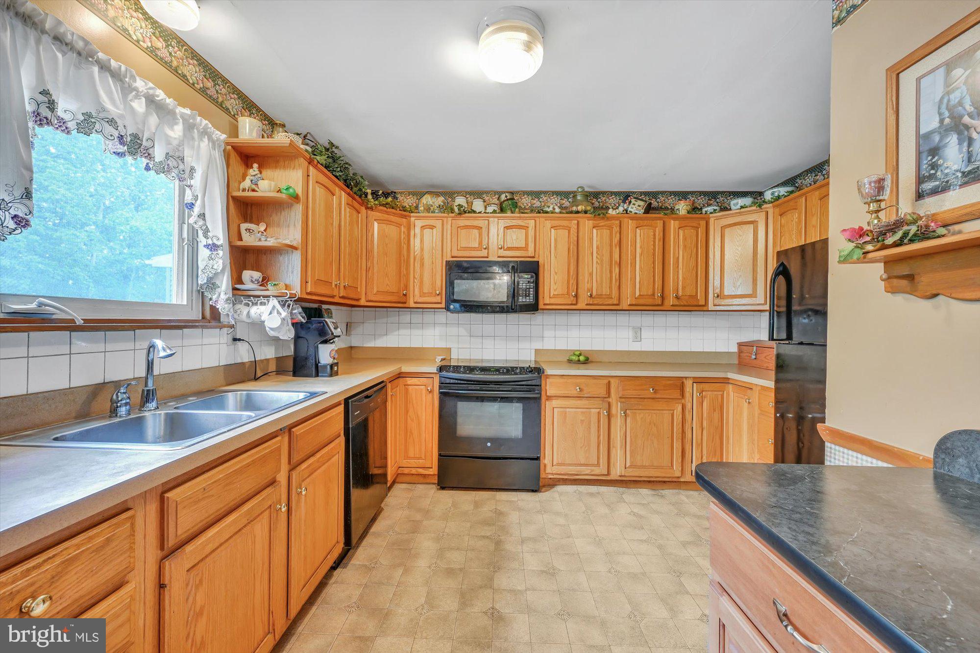 1040 Williamsburg Road Lancaster, PA 17603 - Photo 12 of 26 Kitchen V3