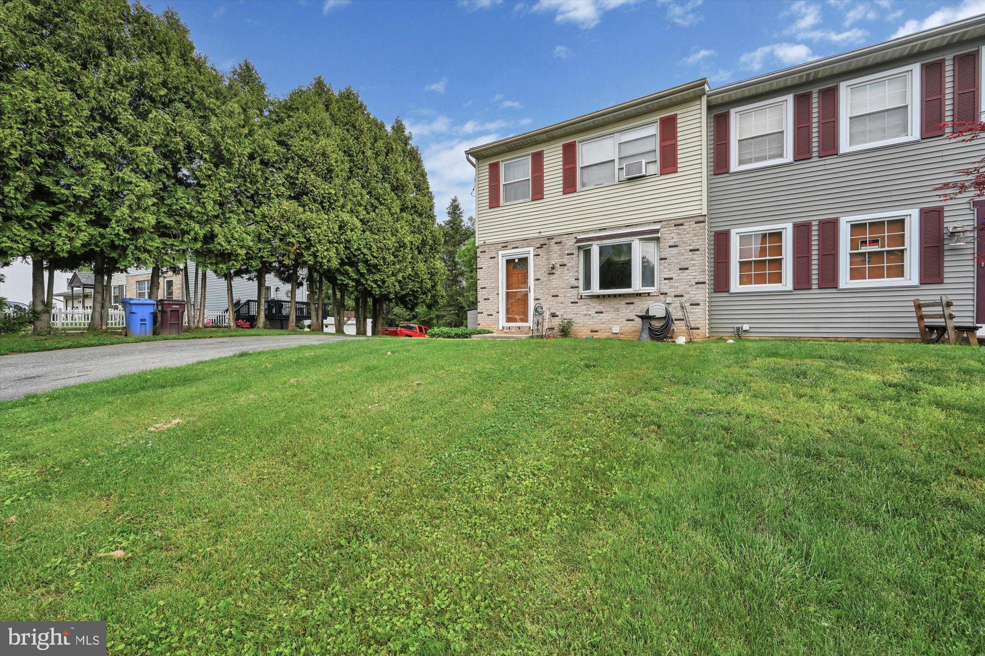 1040 Williamsburg Road Lancaster, PA 17603 - Photo 2 of 26 Front