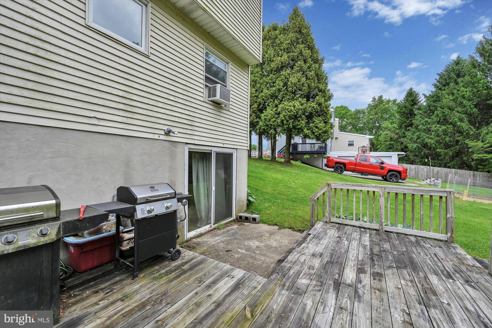 1040 Williamsburg Road Lancaster, PA 17603 - Photo 24 of 26 Deck V2