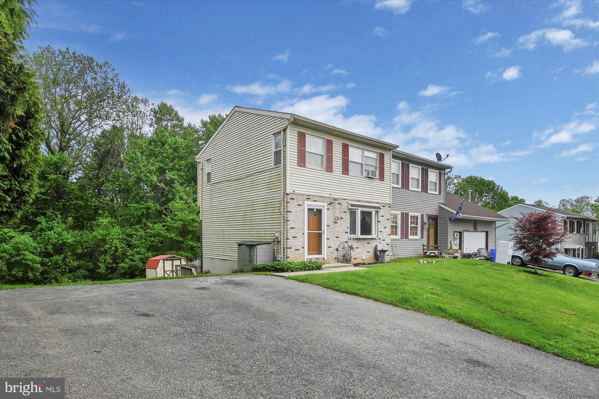 1040 Williamsburg Road Lancaster, PA 17603 - Photo 3 of 26 Driveway