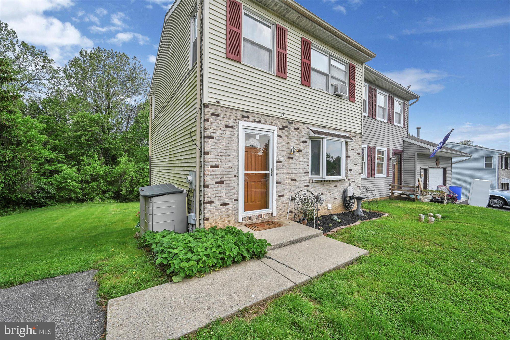 1040 Williamsburg Road Lancaster, PA 17603 - Photo 4 of 26 Front View