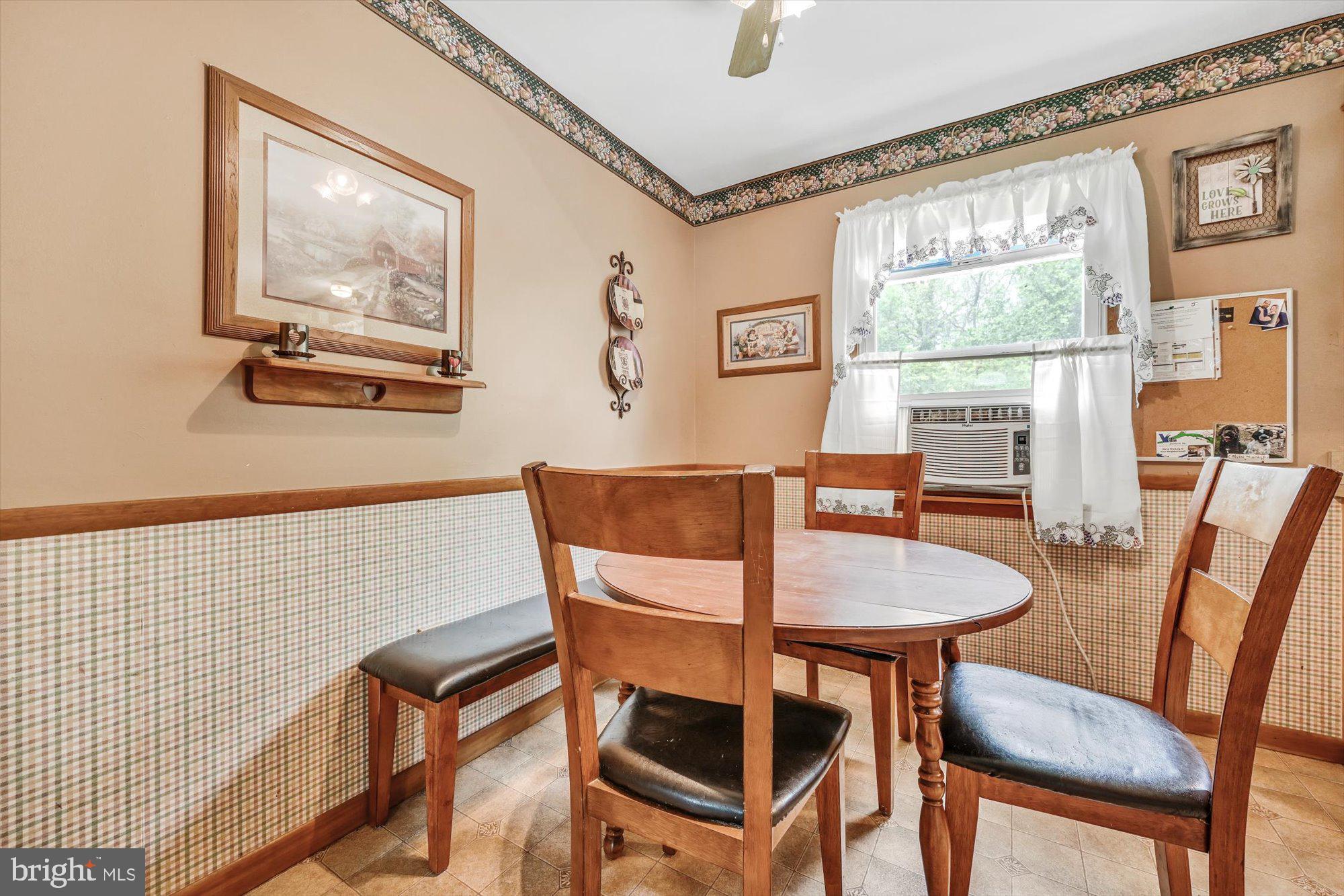 1040 Williamsburg Road Lancaster, PA 17603 - Photo 8 of 26 Dining area