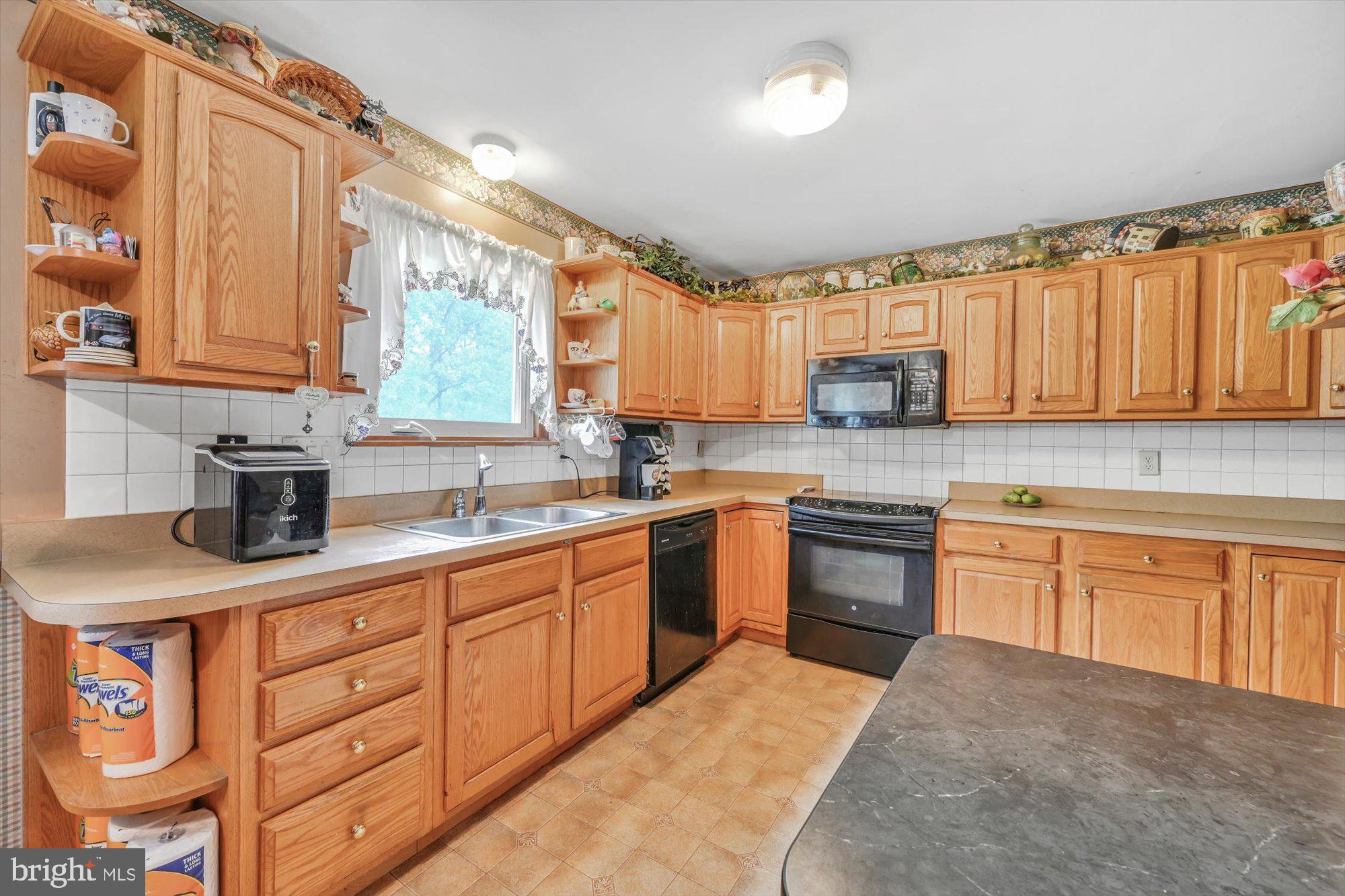 1040 Williamsburg Road Lancaster, PA 17603 - Photo 10 of 26 Kitchen V1