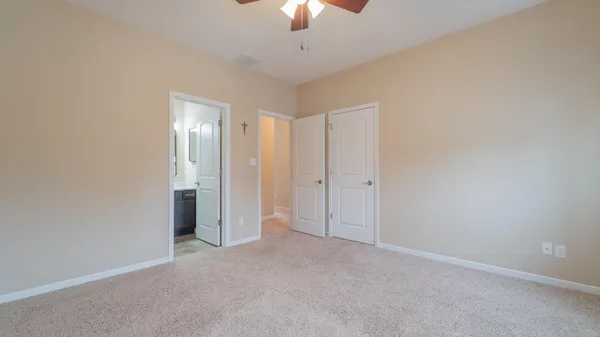 a view of empty room with a ceiling fan