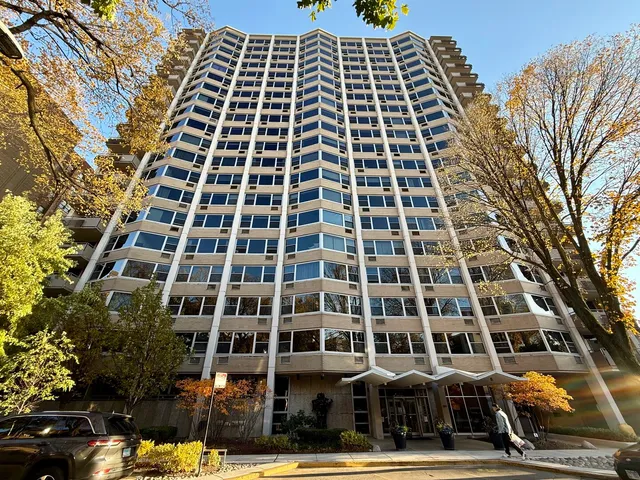 $275,000 | 555 West Cornelia Avenue, Unit 1204, Chicago, IL 60657