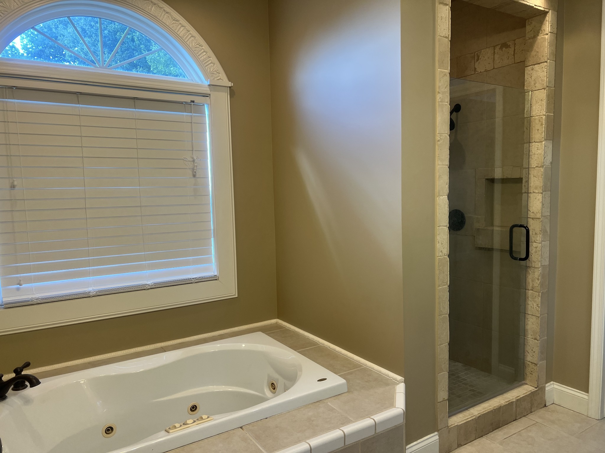 195 Froedge Drive Lafayette, TN 37083 - Photo 18 of 29 a bathroom with a tub