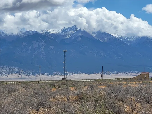 a view of a dry yard