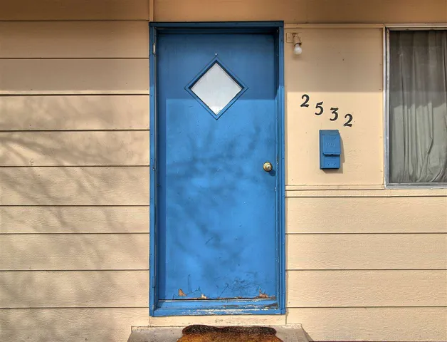 a view of door with an empty room
