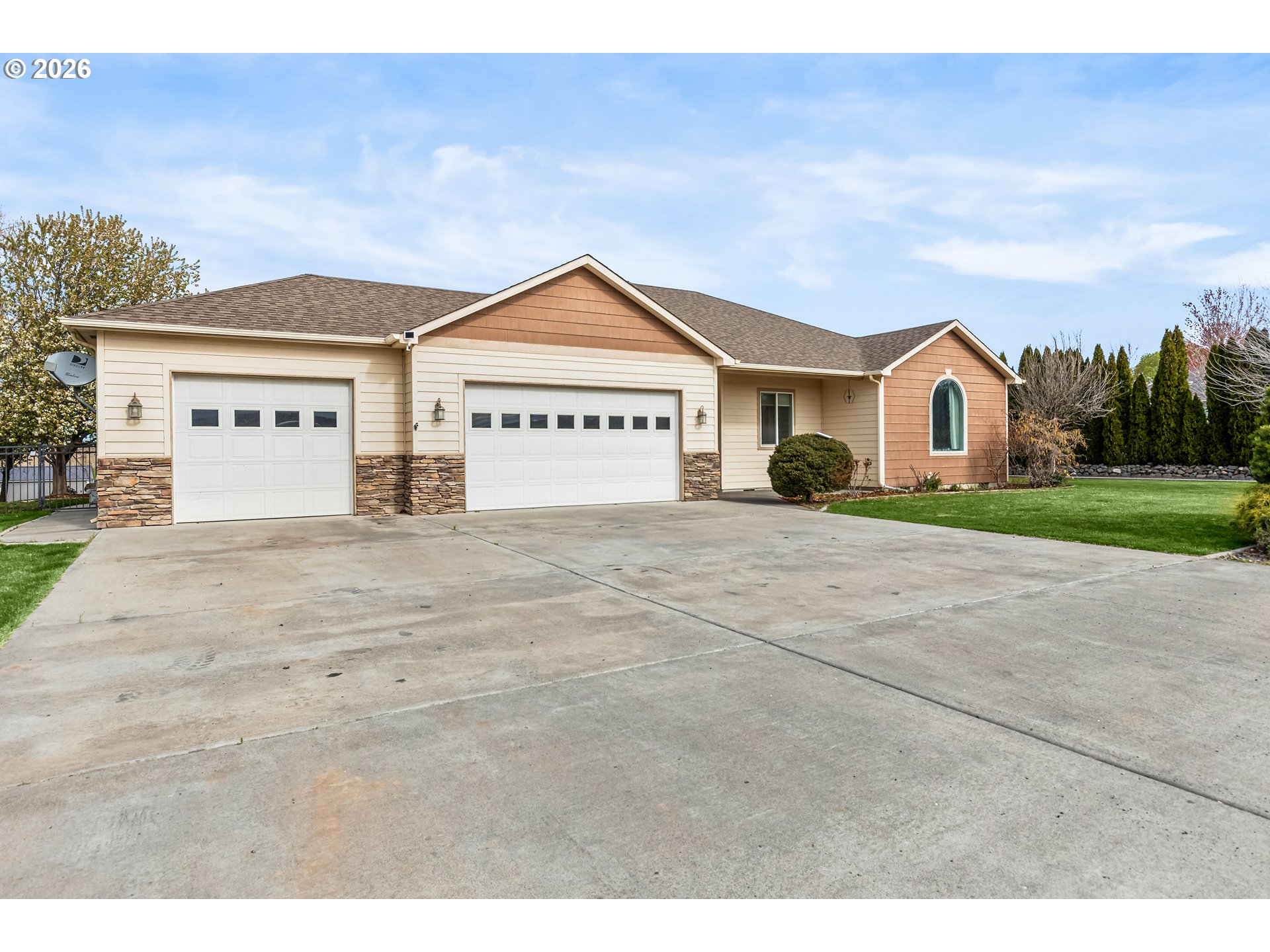 77286 Joyce Way Echo, OR 97826 - Photo 6 of 41 a view of an house with backyard and garden