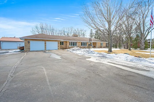 $640,000 | 19169 Highway 22, Mankato, MN 56001