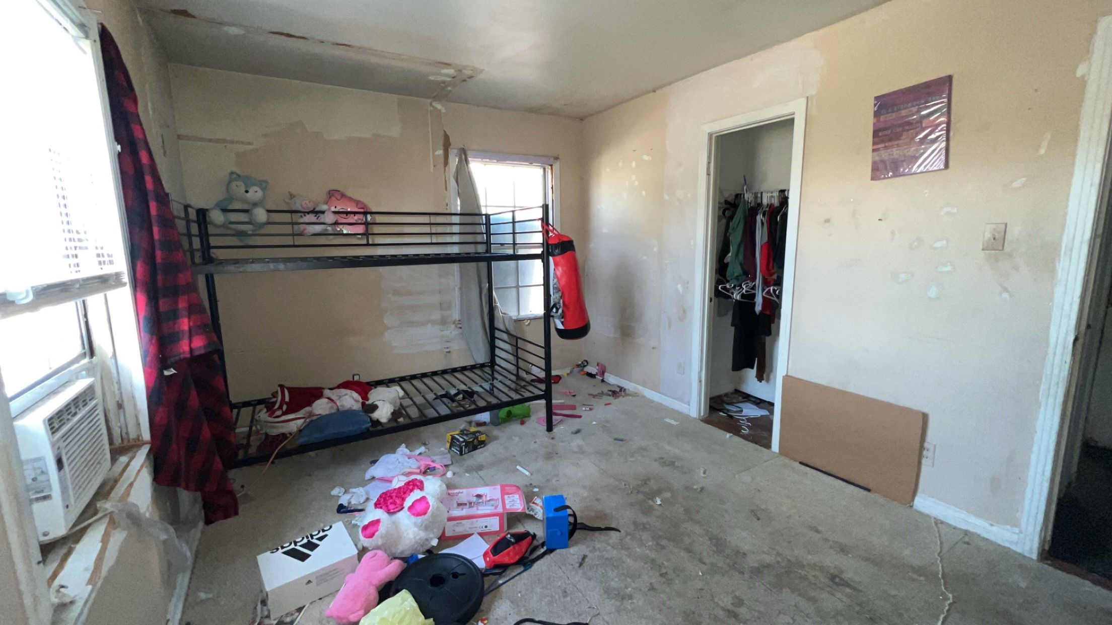 1301 Hempstead Street Pasadena, TX 77506 - Photo 6 of 12 a room with gym equipment and a window