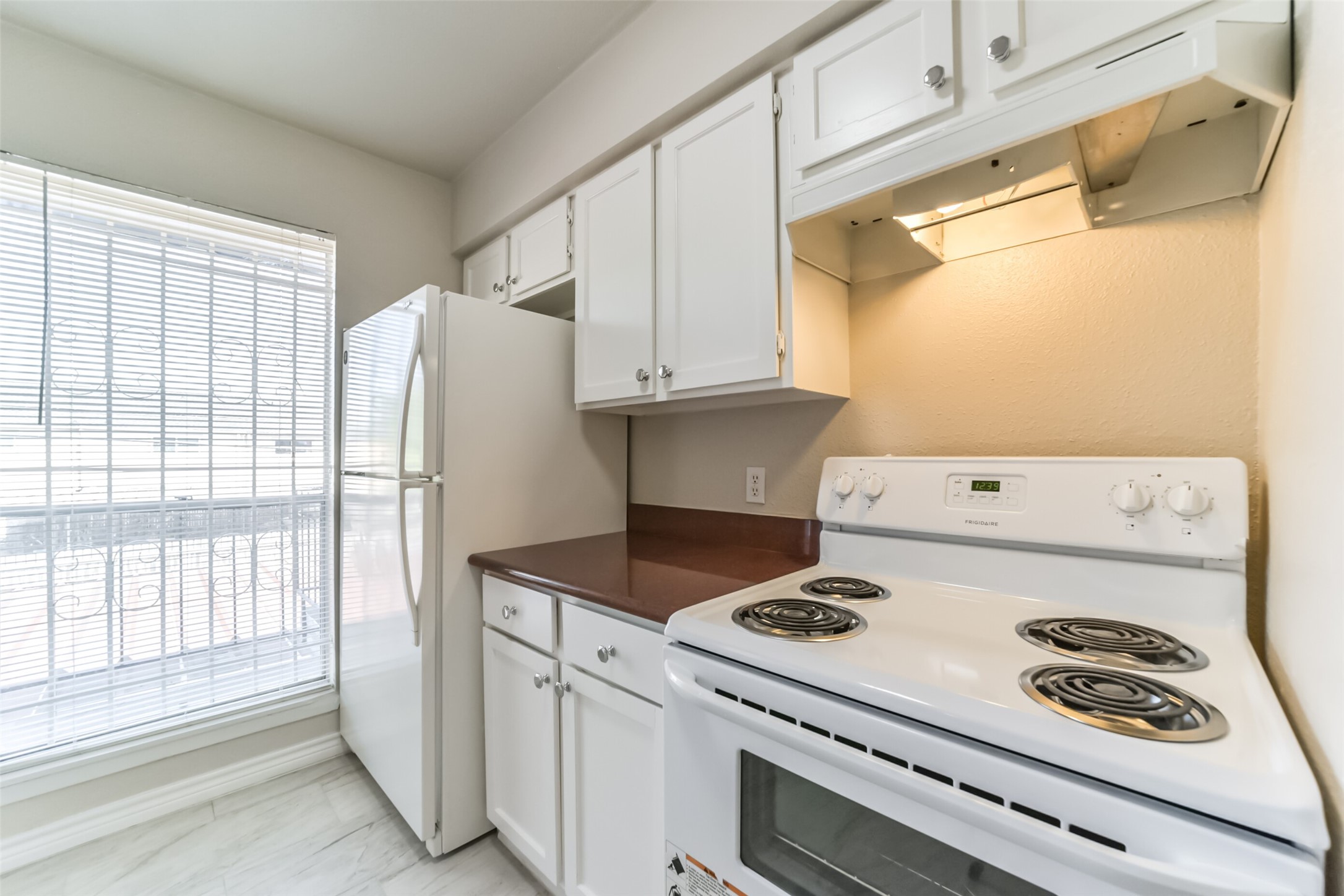 6202 Skyline Drive, Unit 44 Houston, TX 77057 - Photo 11 of 29 a kitchen with a stove and a refrigerator