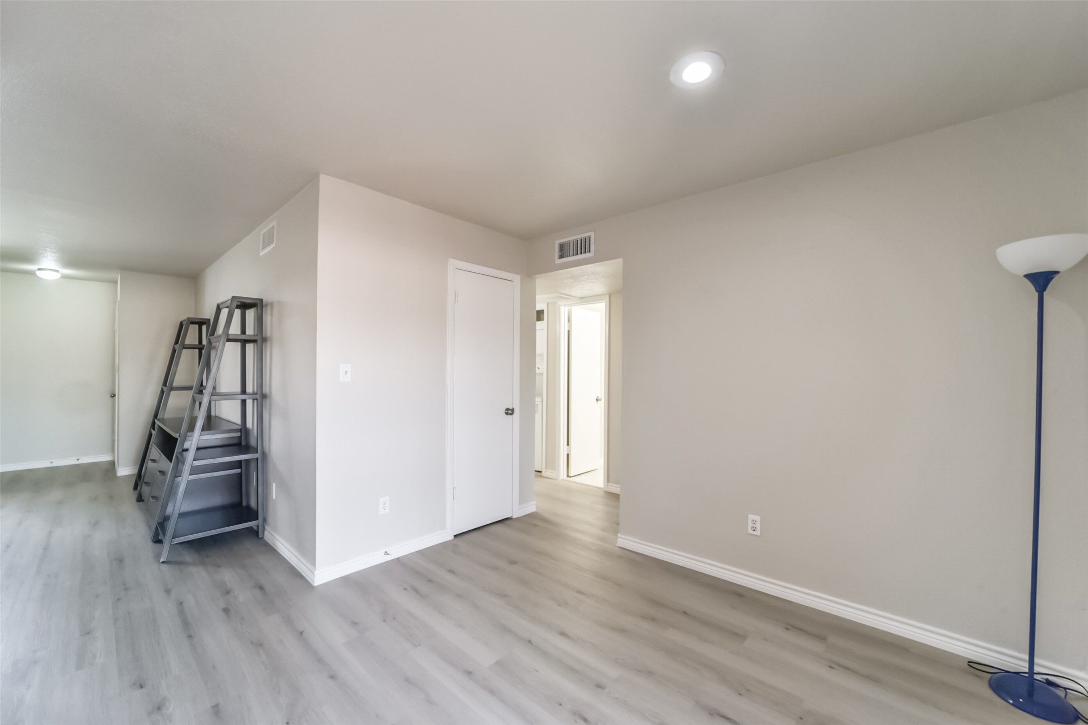 6202 Skyline Drive, Unit 44 Houston, TX 77057 - Photo 15 of 29 an empty room with wooden floor and a window