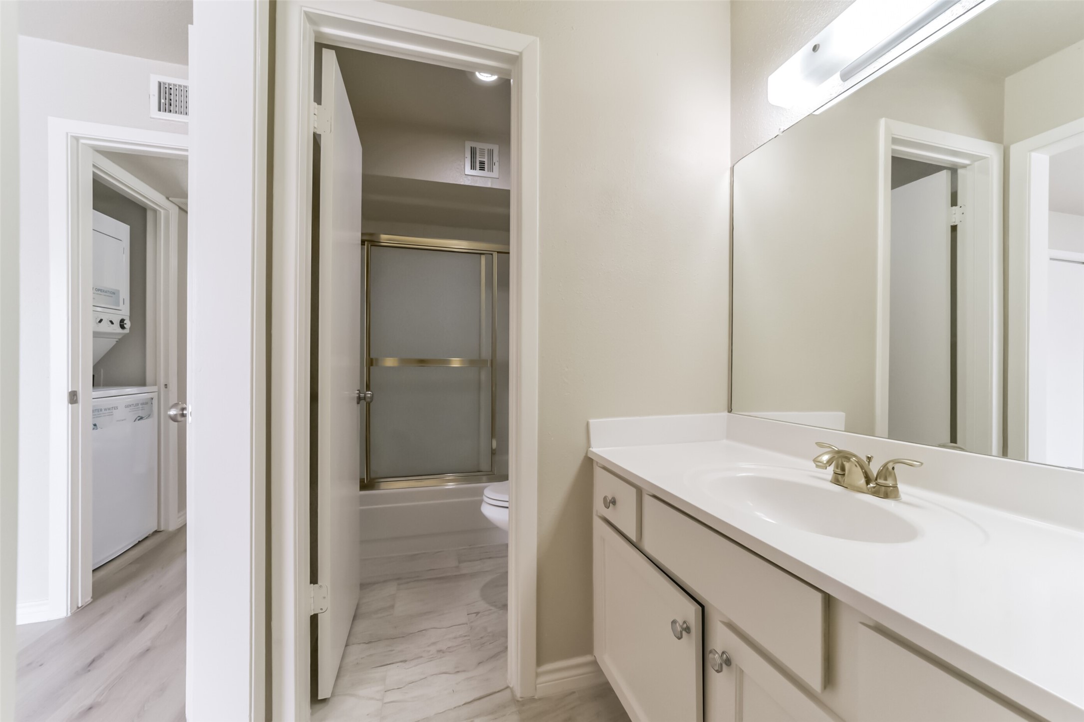 6202 Skyline Drive, Unit 44 Houston, TX 77057 - Photo 19 of 29 a bathroom with a sink and a mirror