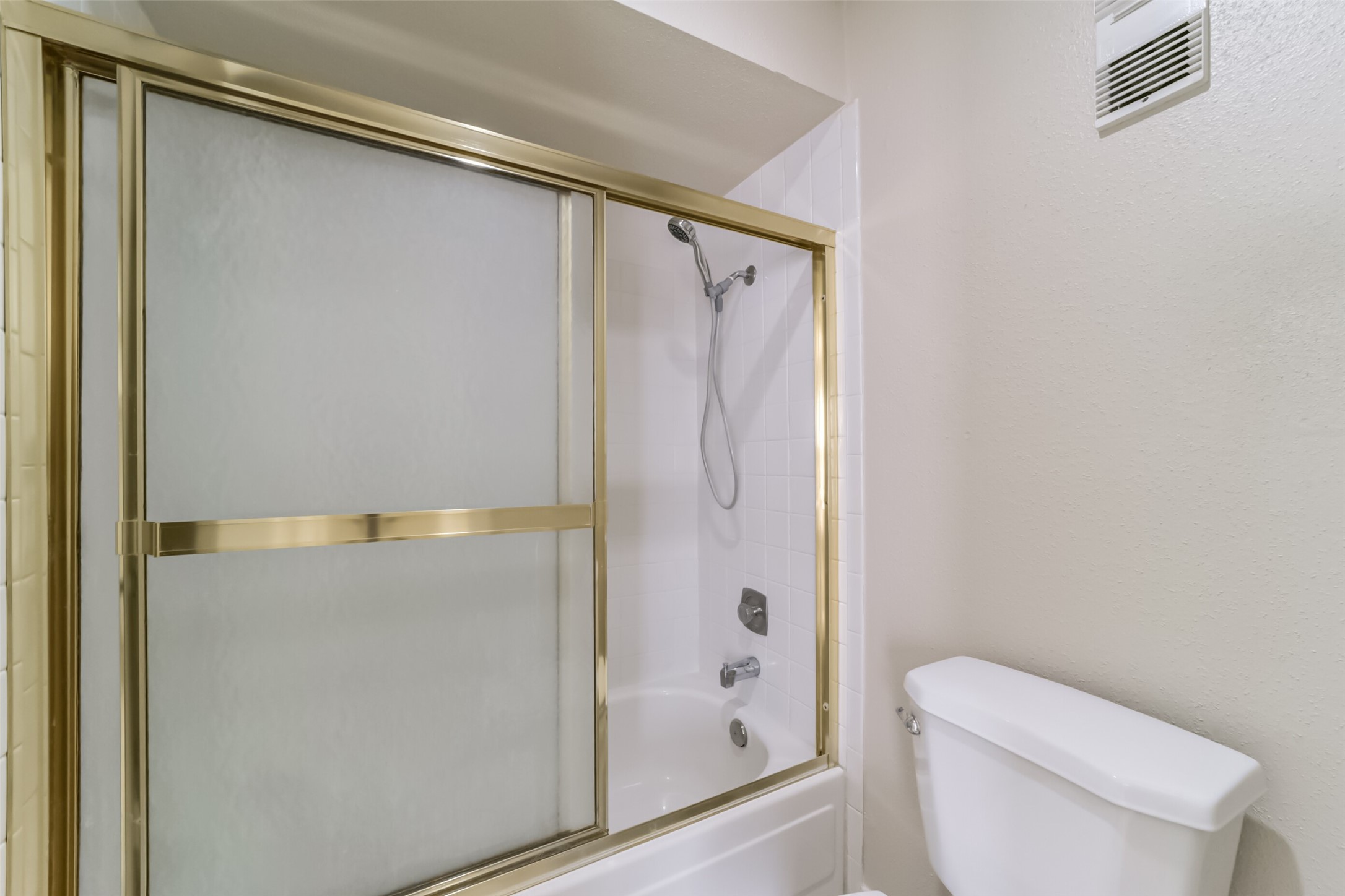 6202 Skyline Drive, Unit 44 Houston, TX 77057 - Photo 20 of 29 a bathroom with a shower and a toilet