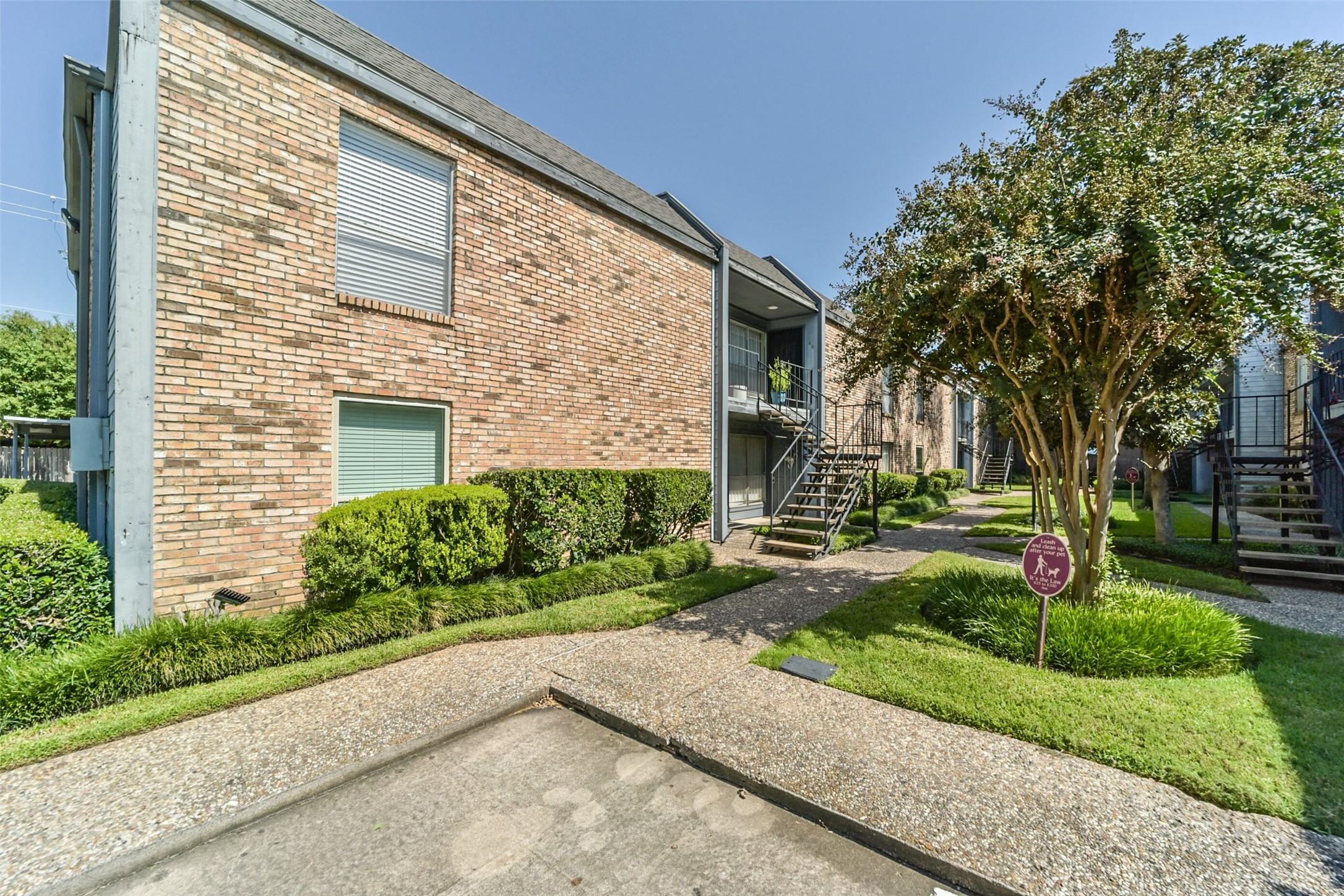 6202 Skyline Drive, Unit 44 Houston, TX 77057 - Photo 26 of 29 a front view of a house with a yard and a garden