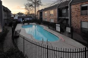 6202 Skyline Drive, Unit 44 Houston, TX 77057 - Photo 27 of 29 a view of a balcony with sitting area