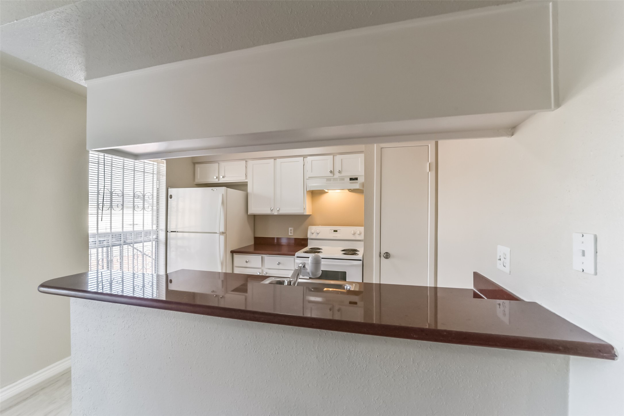6202 Skyline Drive, Unit 44 Houston, TX 77057 - Photo 6 of 29 a living room with furniture and a window