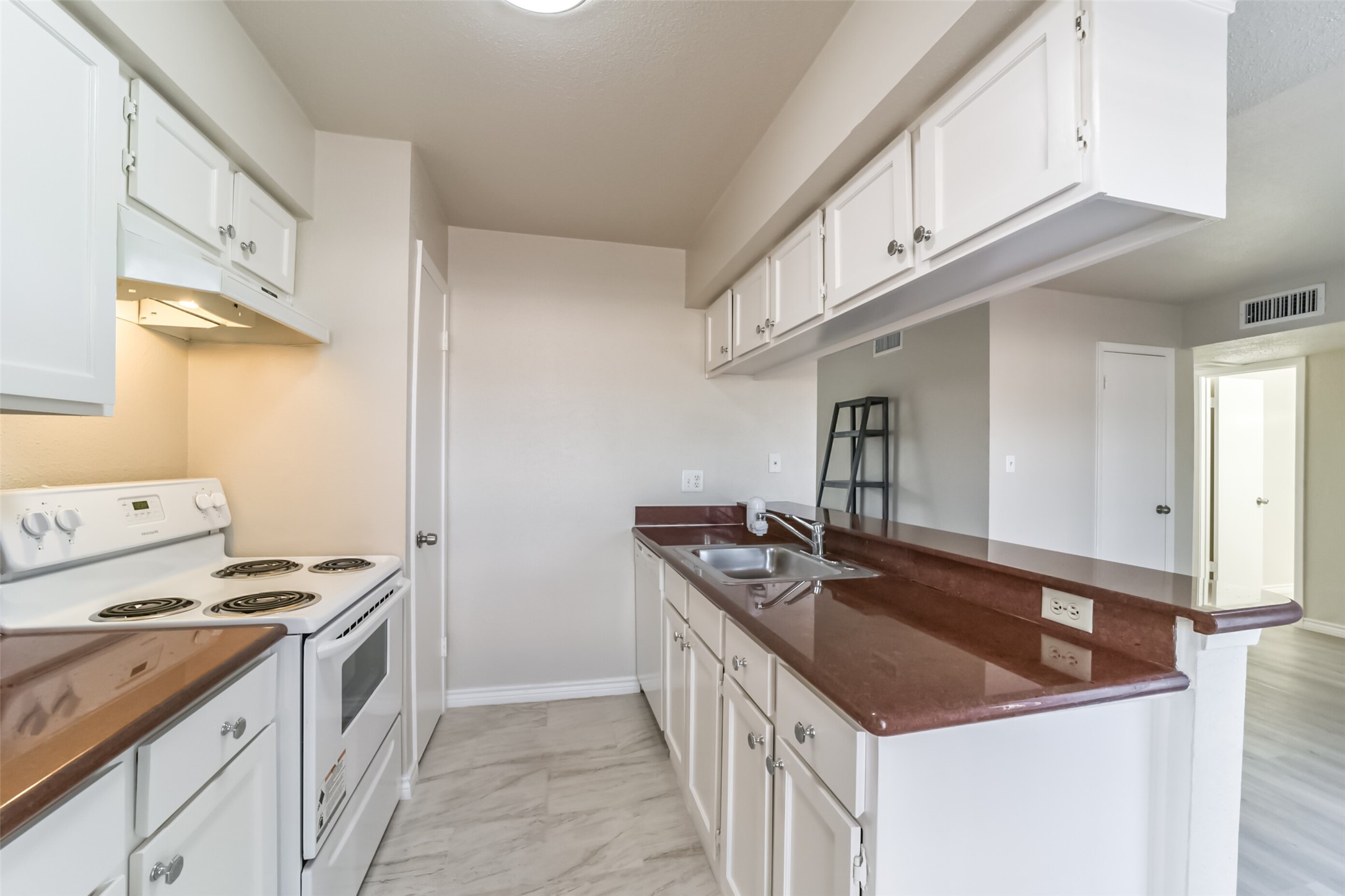 6202 Skyline Drive, Unit 44 Houston, TX 77057 - Photo 8 of 29 a kitchen that has a sink and a stove