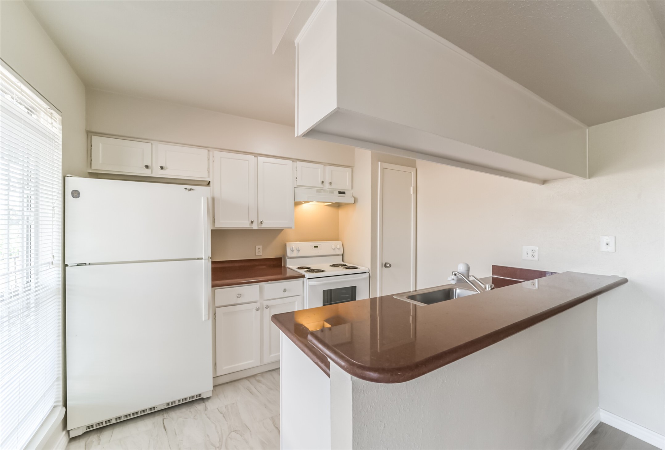 6202 Skyline Drive, Unit 44 Houston, TX 77057 - Photo 9 of 29 a kitchen with refrigerator and stove