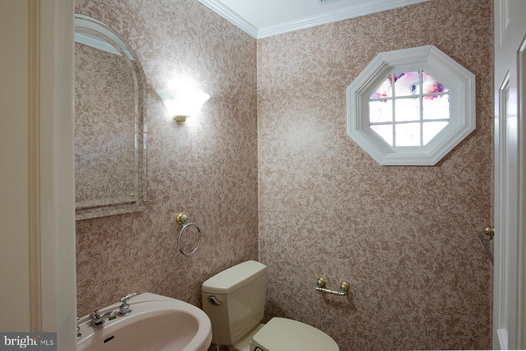 19826 Spring Creek Road Hagerstown, MD 21742 - Photo 11 of 27 Half bathroom