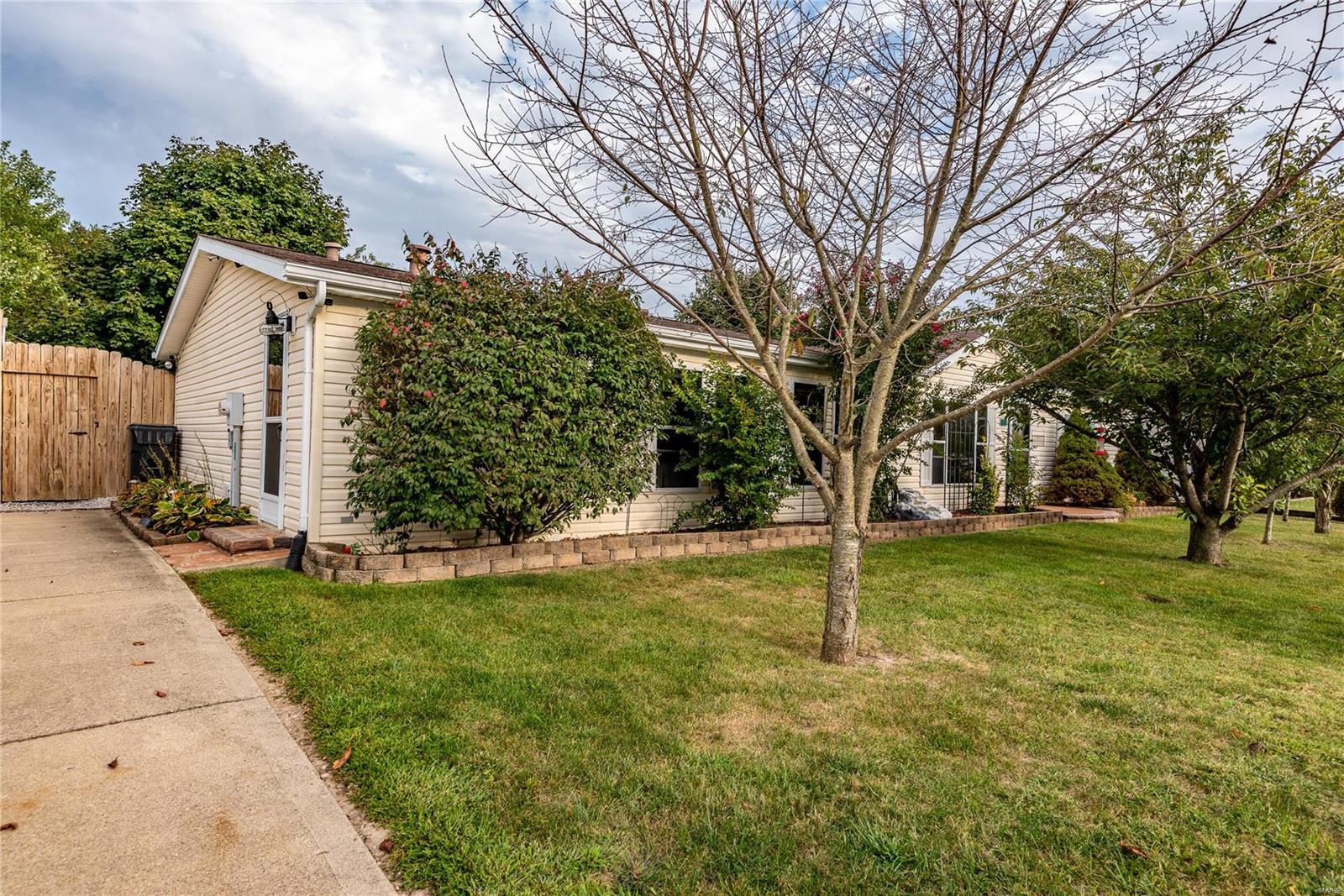 10940 Hunters Creek Drive Lebanon, IL 62254 - Photo 2 of 25 Gallery Image 2