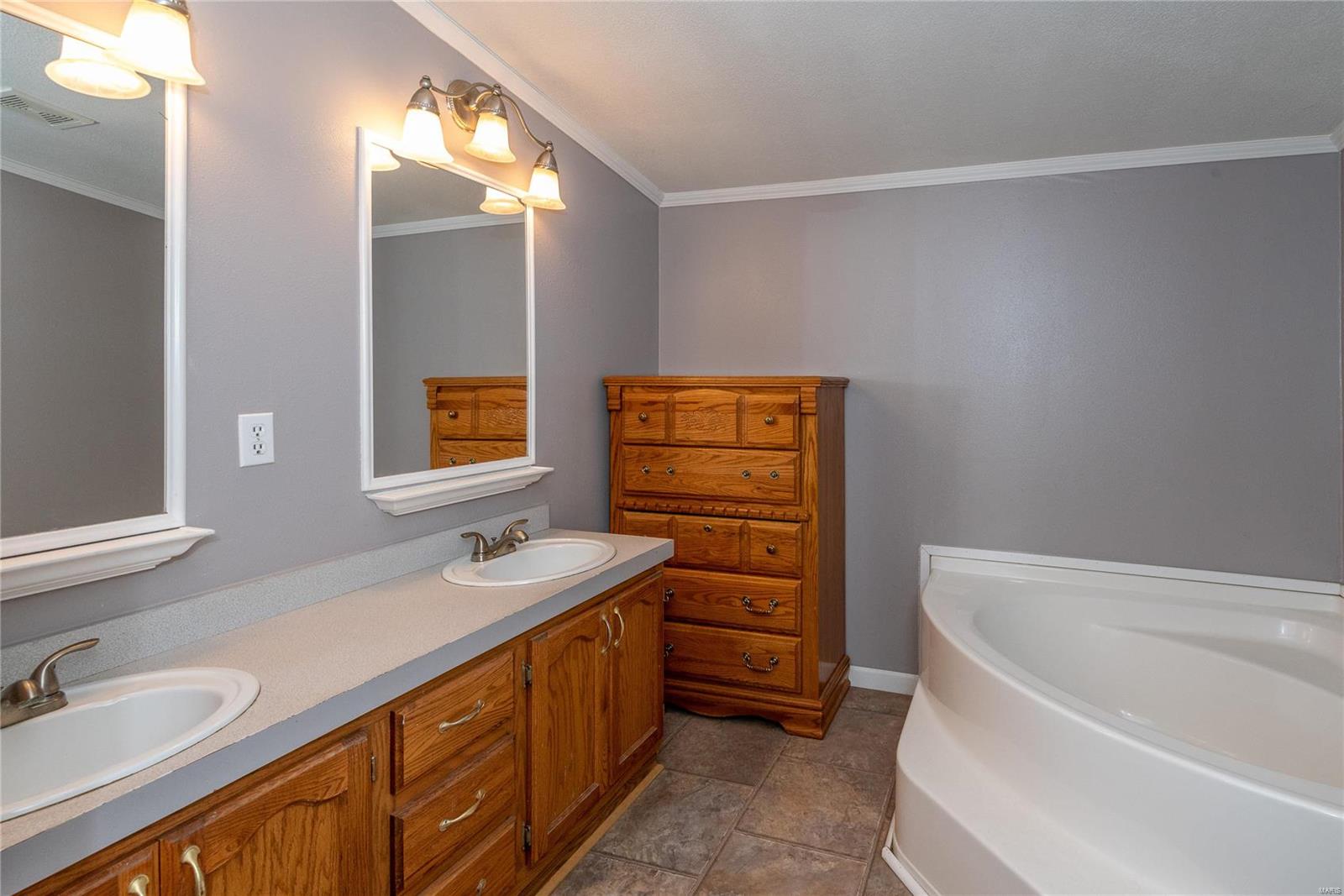 10940 Hunters Creek Drive Lebanon, IL 62254 - Photo 14 of 25 Gallery Image 14