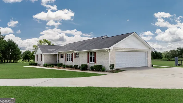 a view of a house with a yard
