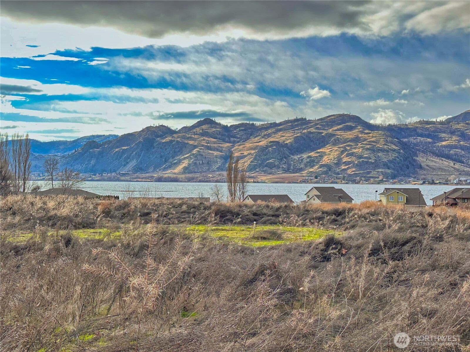 a view of swimming pool with mountain in back