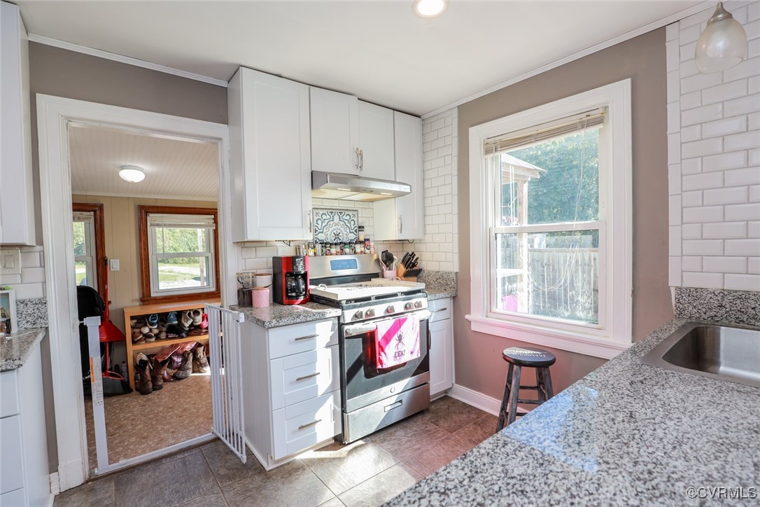 10432 Verdon Road Doswell, VA 23047 - Photo 8 of 30 a kitchen that has a stove and a table