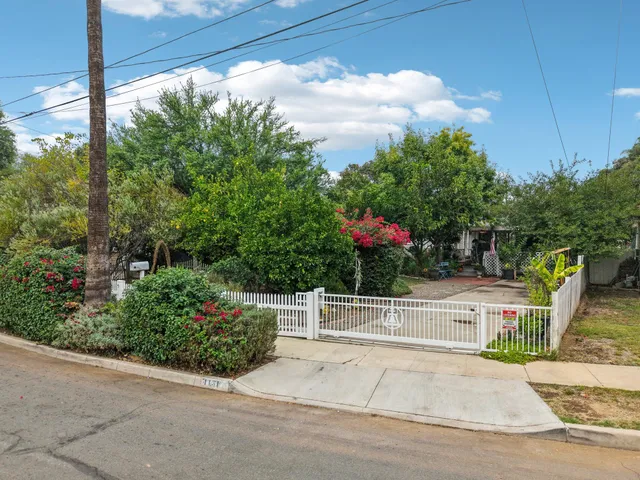 a view of a house with backyard and a garden