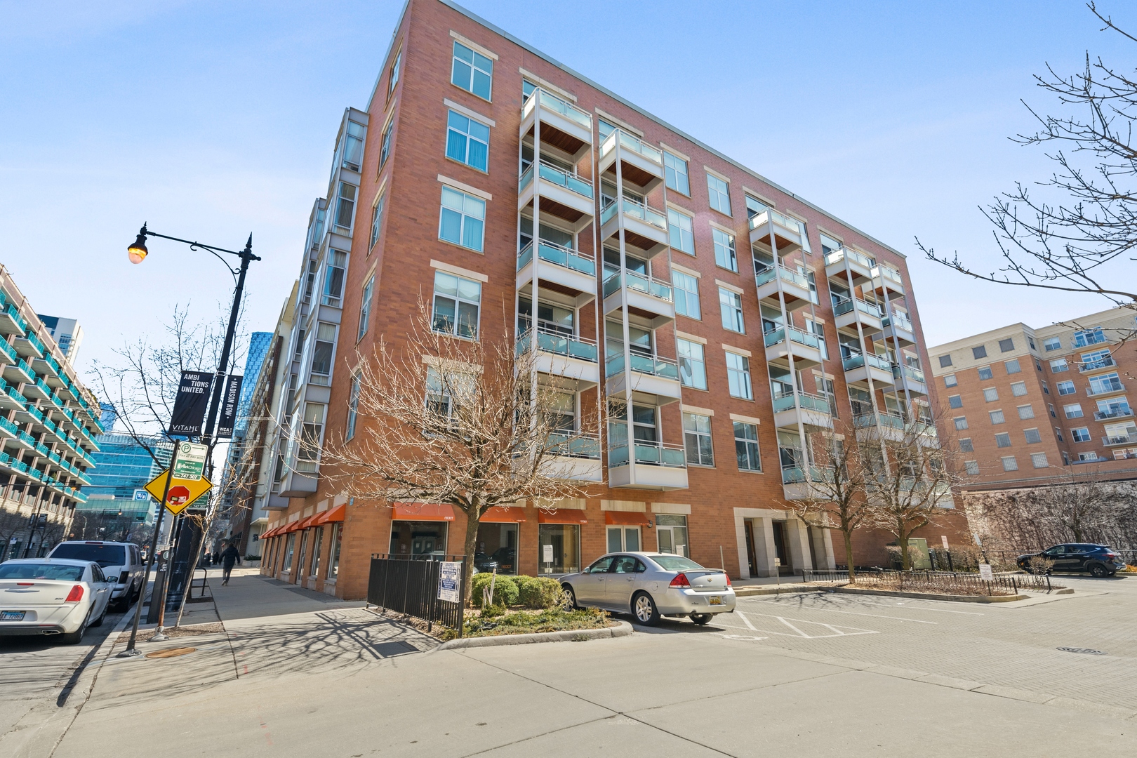 939 West Madison Street, Unit 306 Chicago, IL 60607 - Photo 1 of 15 a building view