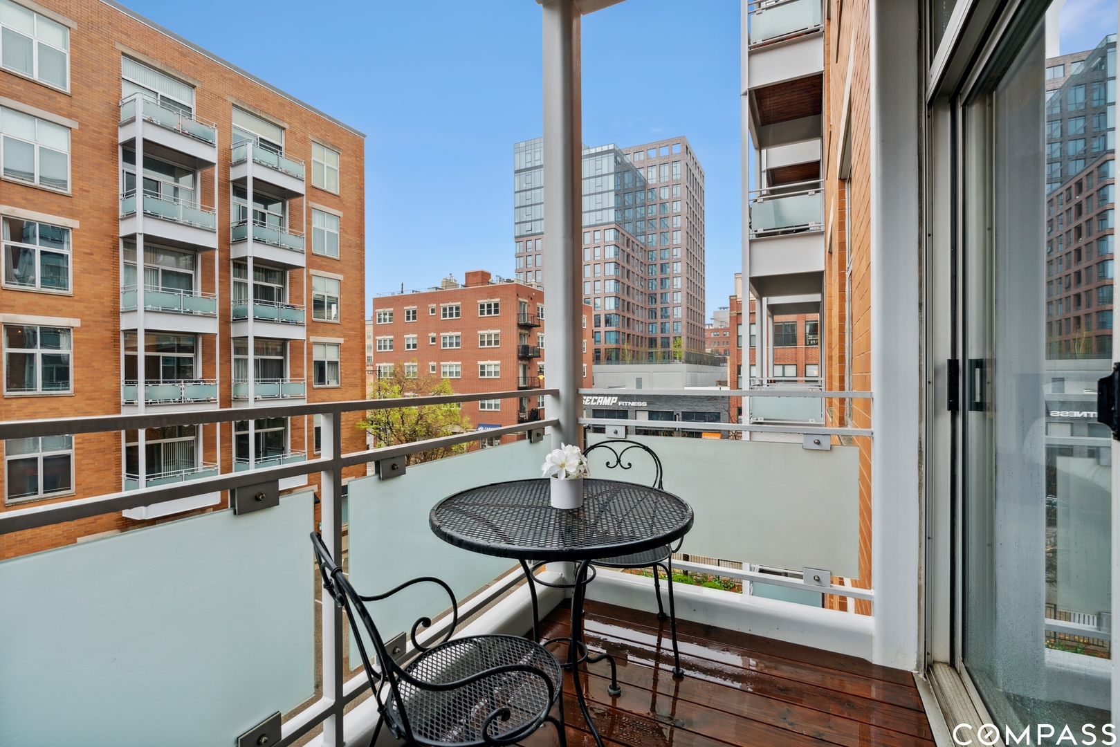 939 West Madison Street, Unit 306 Chicago, IL 60607 - Photo 15 of 15 a balcony with table and chairs