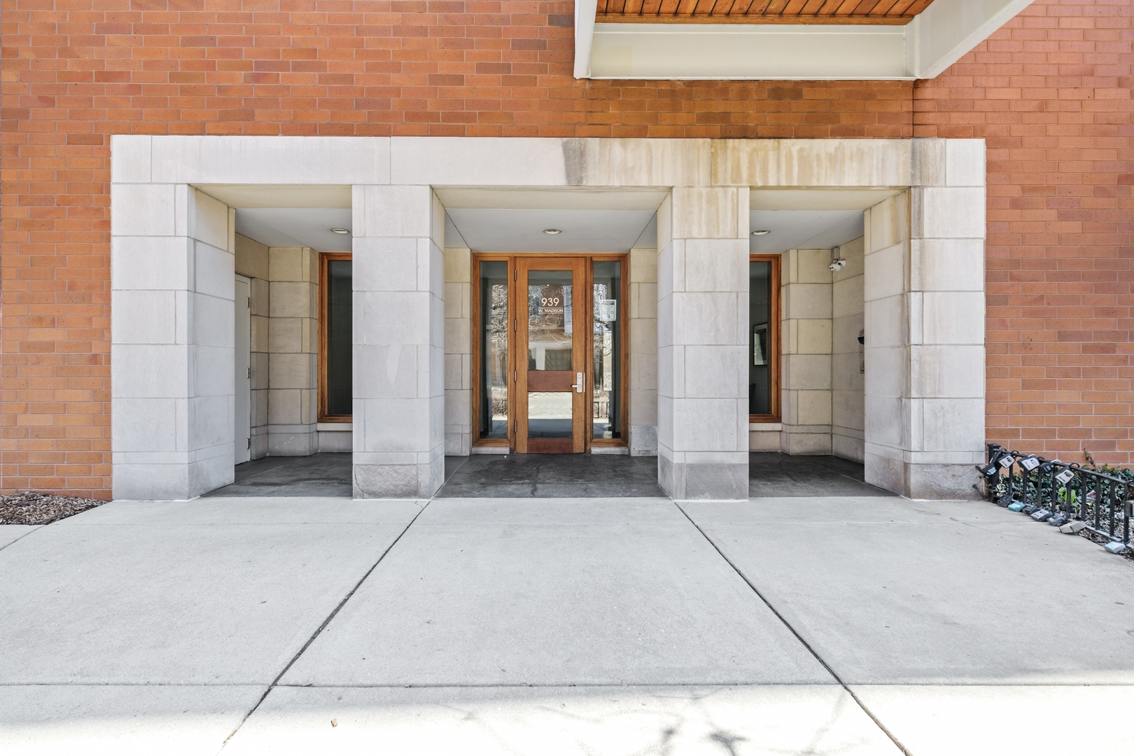939 West Madison Street, Unit 306 Chicago, IL 60607 - Photo 2 of 15 a view of a house with porch