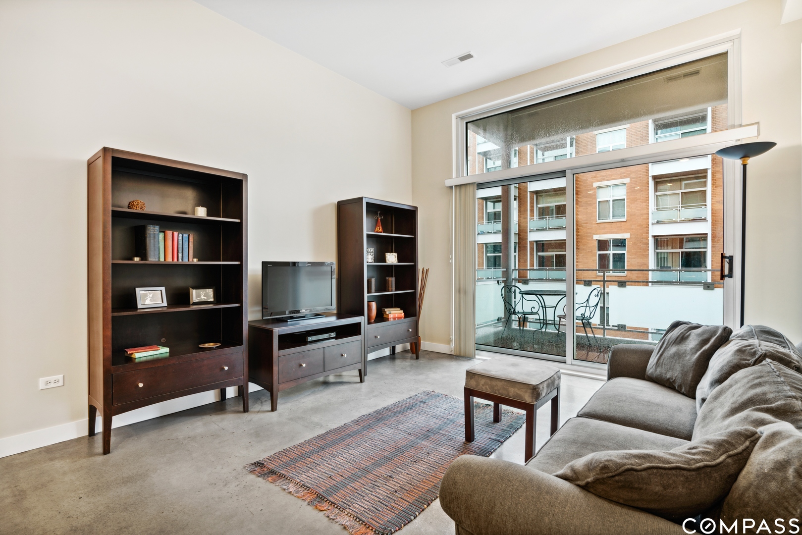 939 West Madison Street, Unit 306 Chicago, IL 60607 - Photo 4 of 15 a living room with furniture a lamp and a window