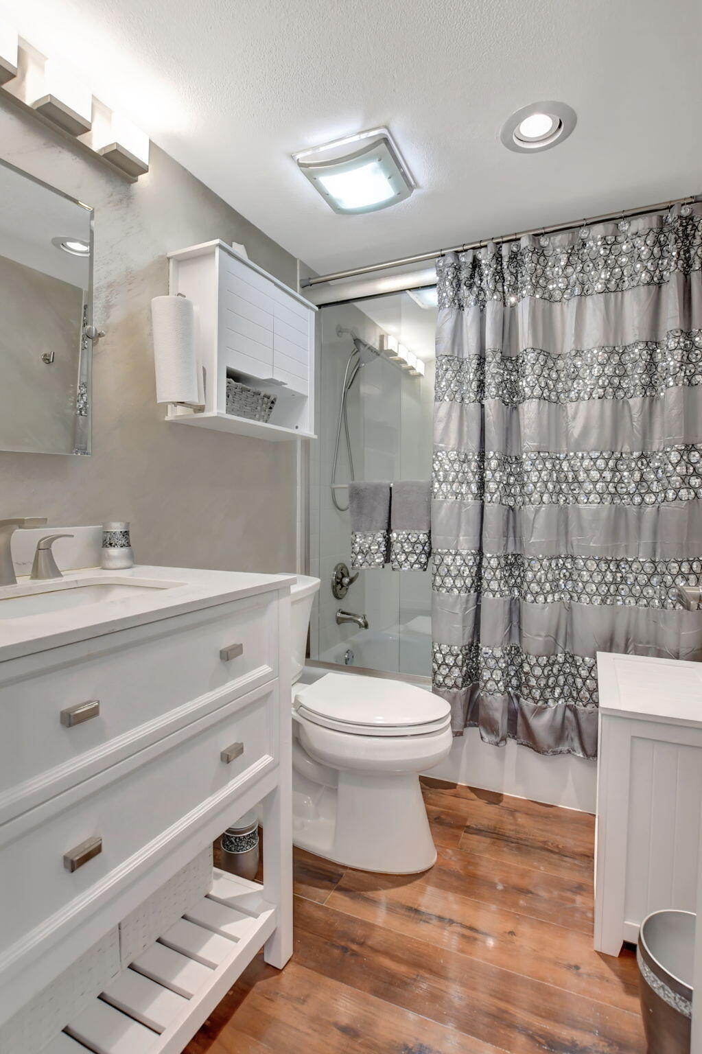 1923 Bridgewood Drive Boca Raton, FL 33434 - Photo 19 of 32 Second Bathroom