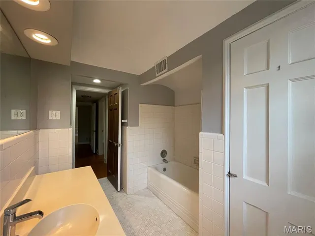 $259,900 | 7545 Wellington Way, Unit 2B, Clayton, MO 63105