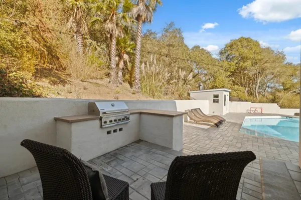 a view of a backyard