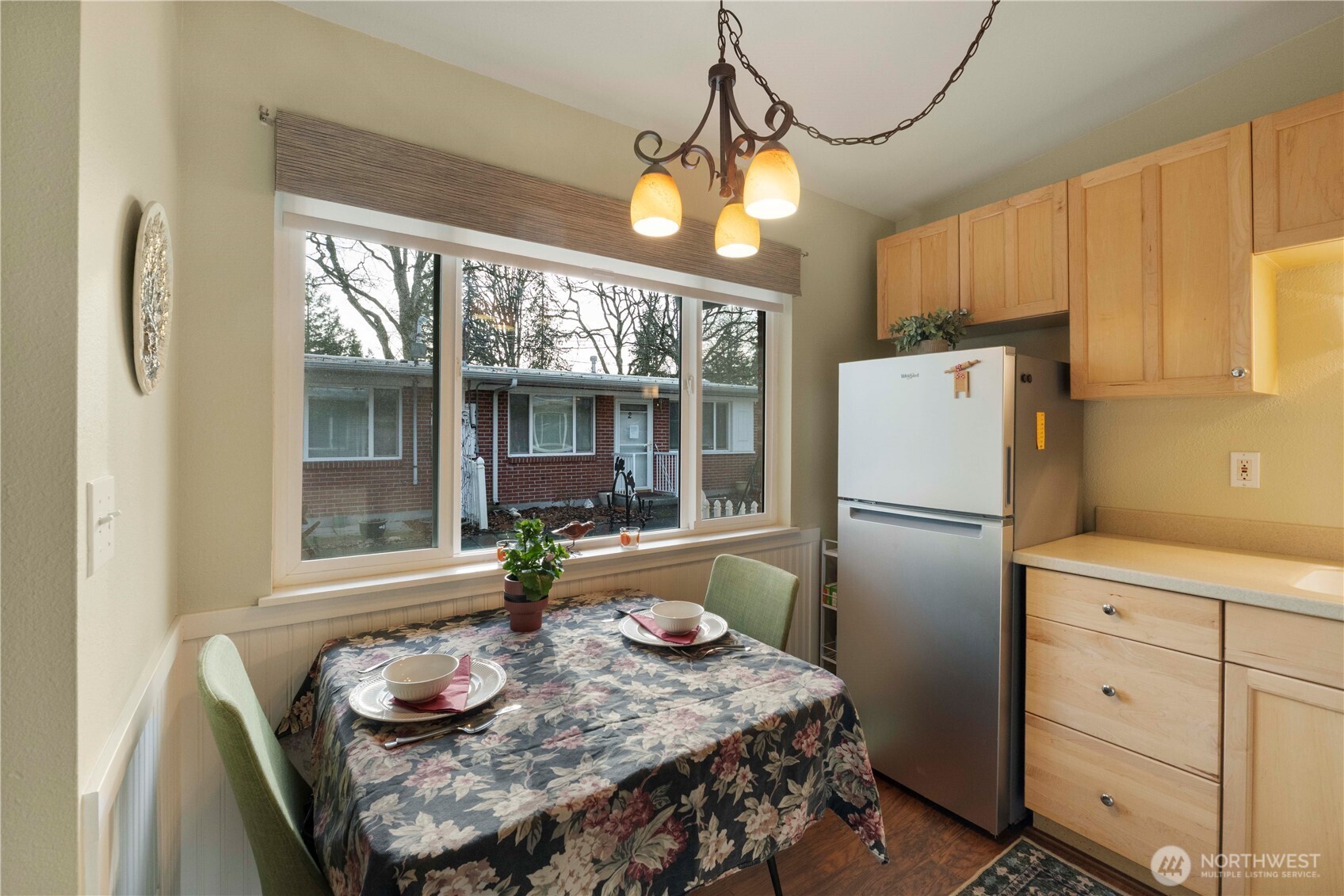 8414 John Dower Road Southwest, Unit 14 Lakewood, WA 98499 - Photo 20 of 33 a kitchen with furniture a refrigerator and a stove
