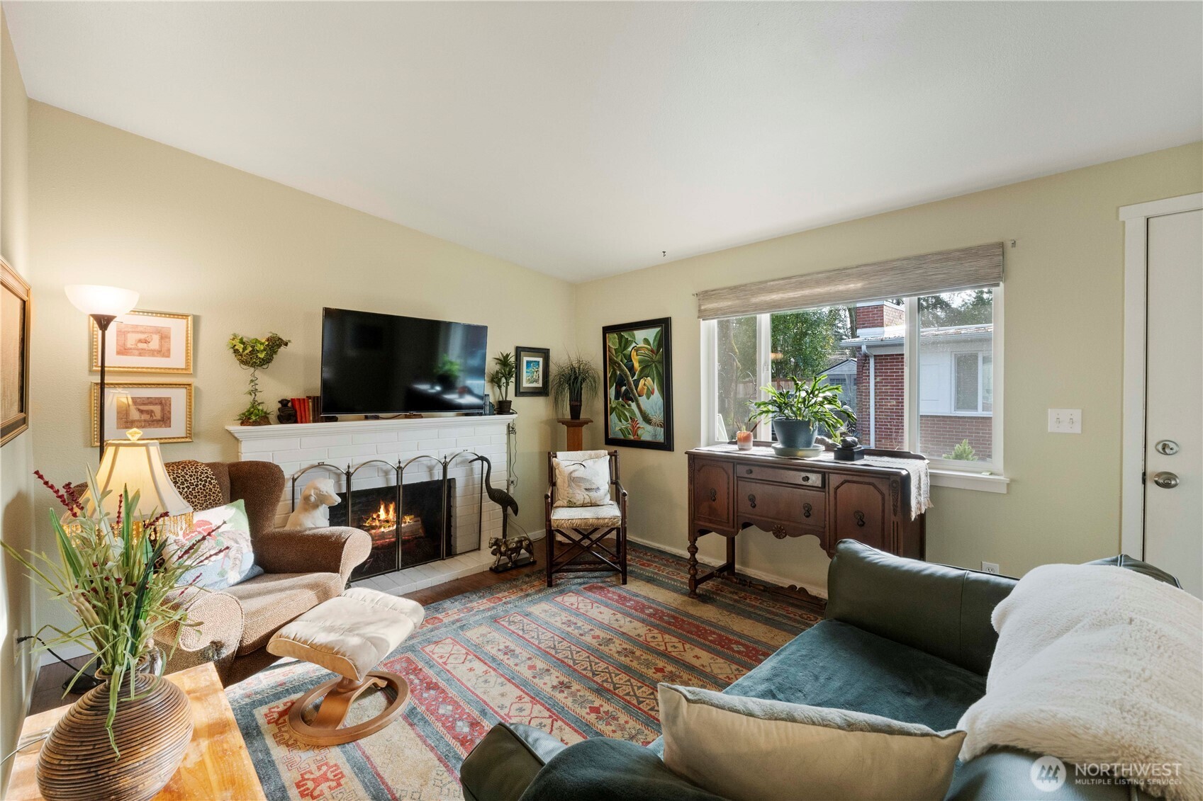 8414 John Dower Road Southwest, Unit 14 Lakewood, WA 98499 - Photo 4 of 33 a living room with furniture and a flat screen tv