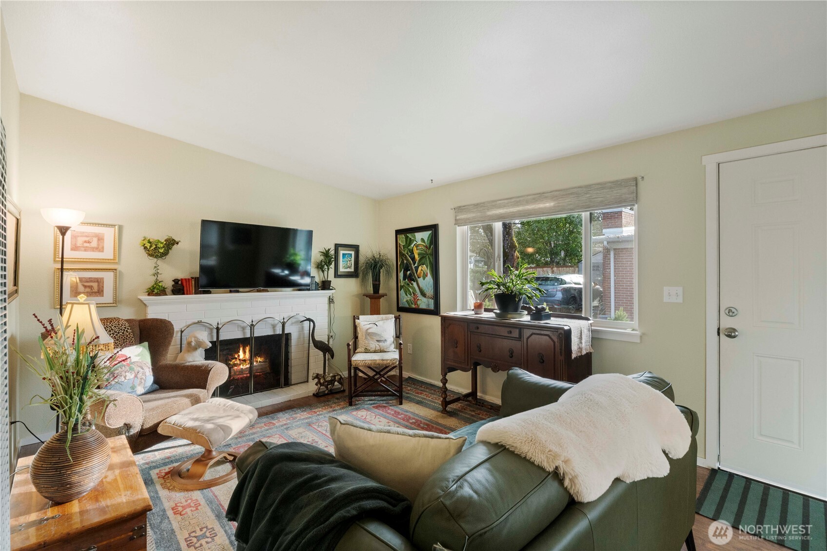 8414 John Dower Road Southwest, Unit 14 Lakewood, WA 98499 - Photo 5 of 33 a living room with furniture and a flat screen tv