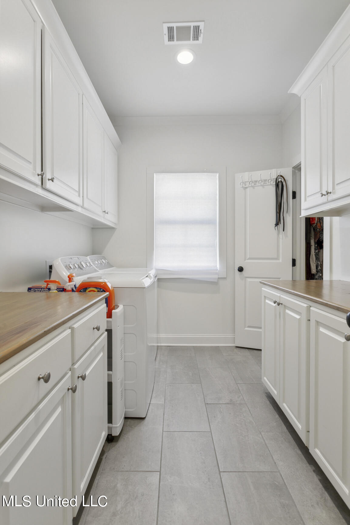 102 Shore View Drive Madison, MS 39110 - Photo 28 of 36 Multifunctional Laundry Room