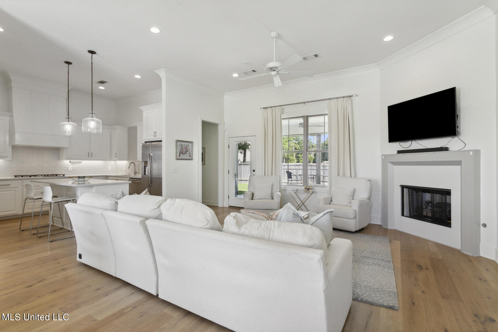 102 Shore View Drive Madison, MS 39110 - Photo 3 of 36 Very Spacious Living Room