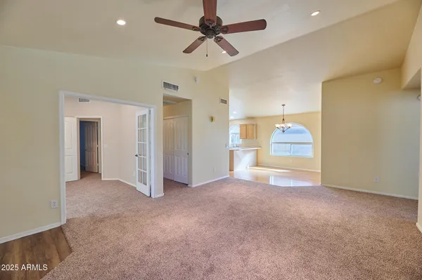a view of empty room with a ceiling fan