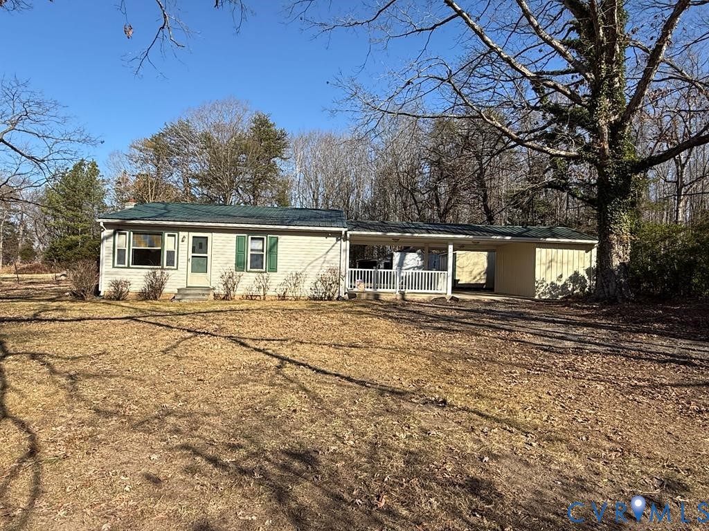a view of a house with backyard and trees